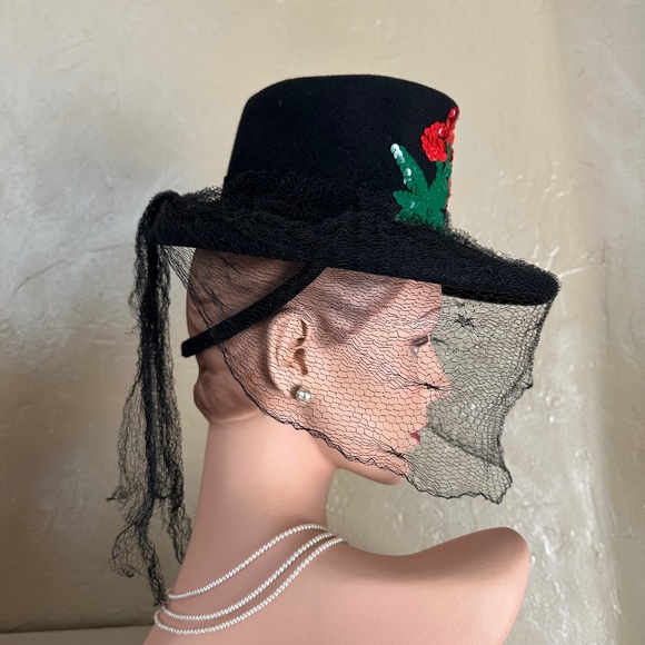 MERRY 1940s' BLACK FELT TILT HAT WITH SEQUIN FLOWER APPLIQUE, JEWELS, FULL VEIL - Picture 8 of 12
